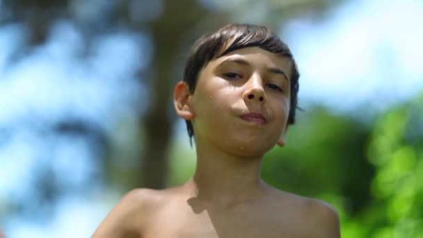 Kleiner Junge Beim Daumendrücken Freien Lächelndes Kind Hebt Den Daumen — Stockvideo