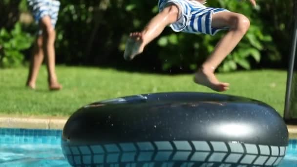 Crianças Correndo Pulando Água Piscina Câmera Lenta Quintal Casa — Vídeo de Stock