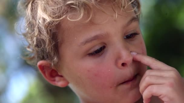 Nettes Kleinkind Gesicht Porträt Berühren Gesicht Mit Dem Finger Kind — Stockvideo