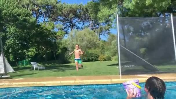 Yaz Tatili Boyunca Yüzme Havuzunda Oynayan Çocuklar — Stok video