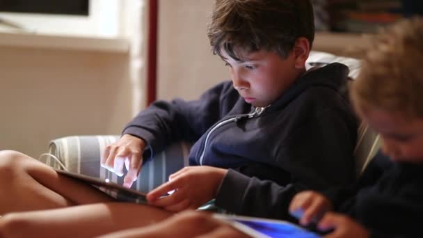 Дети Используют Планшетное Устройство Дома Детские Игры Игры Онлайн — стоковое видео