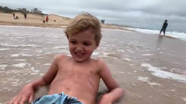 Niño Lindo Niño Jugando Playa — Vídeo de stock