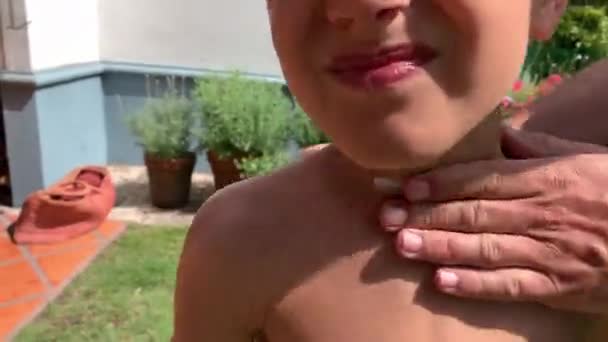 Père Appliquant Crème Solaire Prévention Enfant Fils — Video