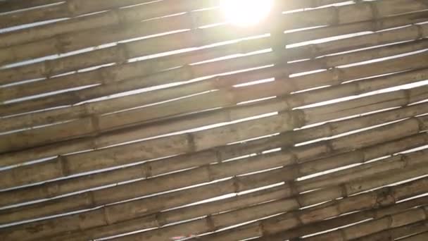 Bambusowy Sufit Słonecznym Światłem Obiektyw Flare Świeci Przez Pęknięcia — Wideo stockowe