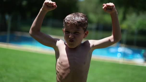 Ευτυχισμένο Αγόρι Γιορτάζει Νίκη Σηκώνοντας Όπλα Στον Αέρα Παιδί Αισθάνεται — Αρχείο Βίντεο