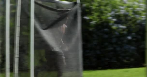 Bambino Che Corre Fuori Nel Giardino Del Cortile Correndo Saltando — Video Stock