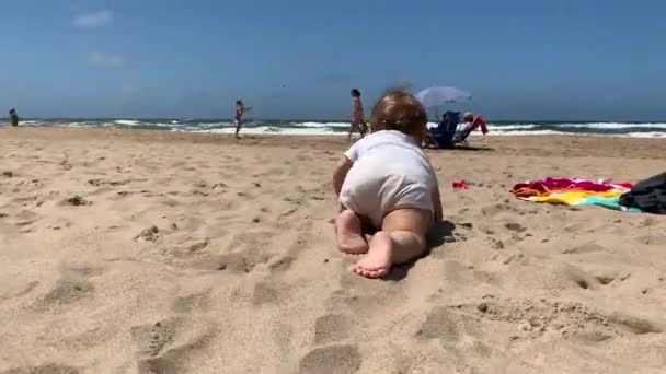 Baby Baby Kruipend Het Strand Peuter Kruipt Door Zand — Stockvideo