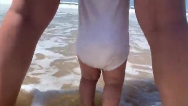 Babyfüße Und Zehen Strand Fühlen Sich Wie Wellenwasser Meereswelle Stürzt — Stockvideo
