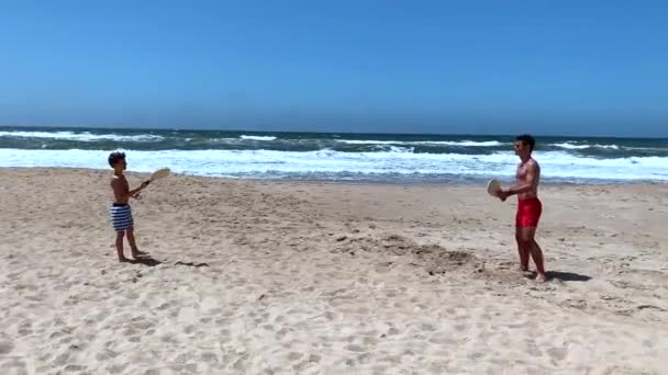 Père Jouant Paddleball Avec Son Fils Plage Pendant Journée Été — Video