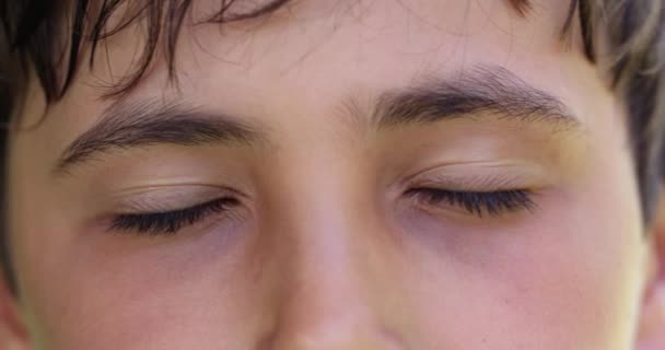 Νεαρό Αγόρι Κλείνει Μάτια Περισυλλογή Και Διαλογισμό Σκεπτικό Μάτι Που — Αρχείο Βίντεο