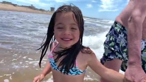 Petite Fille Enfant Avoir Plaisir Plage Jouer Avec Des Vagues — Video