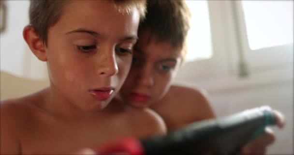 Los Niños Frente Pantalla Del Gadget Jugando Videojuego Hermano Viendo — Vídeo de stock