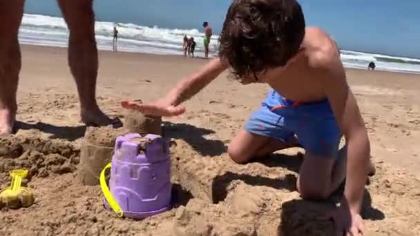Дитина Пляжі Будує Пісочний Замок Відром Дитячий Будівельний Замок Піском — стокове відео