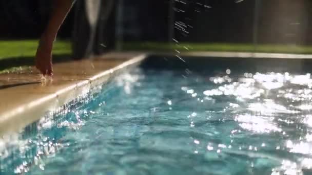 Kind Springt Und Planscht Sommer Ins Schwimmbadwasser — Stockvideo