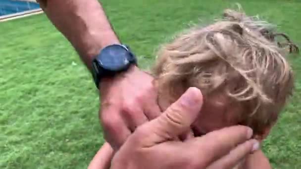 父親は幼児の子供の顔に日焼け止めを広げている 日焼け止め予防を適用する親 — ストック動画