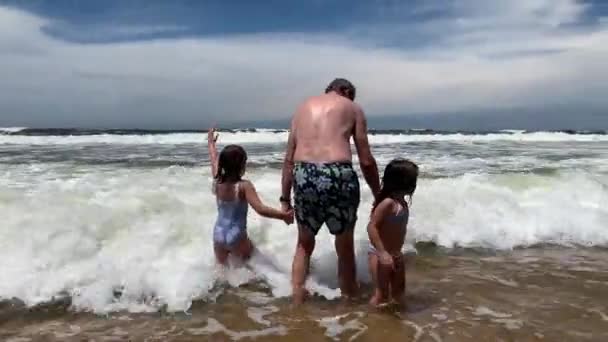 Дід Тримає Руки Бабусі Пляжі — стокове відео