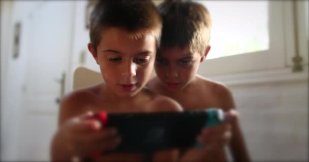 两个兄妹共享视频游戏屏幕 兄妹在线玩游戏 — 图库视频影像