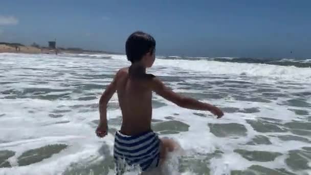 Dziecko Bawi Się Falami Plażowymi Kid Skacze Nurkuje Wodzie Morskiej — Wideo stockowe