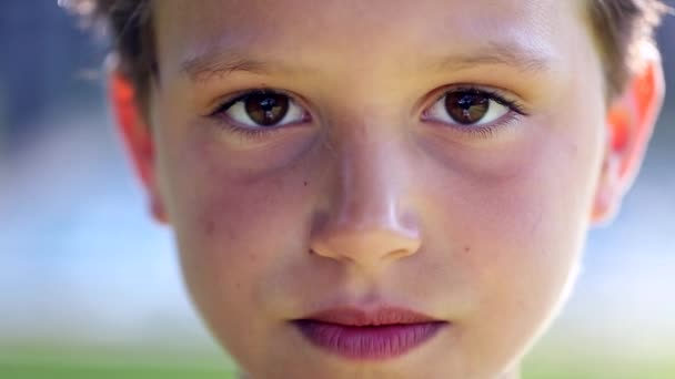 Chłopak Ciasteczka Młody Chłopiec Dziecko Patrząc Kamery Podczas Jedzenia Przekąski — Wideo stockowe