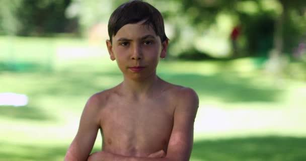Σοβαρό Παιδί Χέρια Σταυρωμένα Συνοφρύωμα Στην Κάμερα Εξωτερικούς Χώρους — Αρχείο Βίντεο