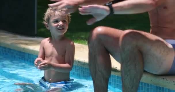 Pai Ensinar Menino Nadar Pai Educar Técnica Natação Teórica Para — Vídeo de Stock