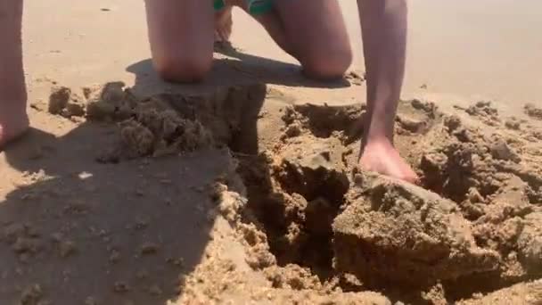 Garçon Faisant Trou Plage Avec Une Pelle Enfant Profiter Des — Video