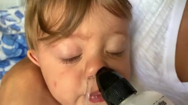 Mother Decongesting Baby Mucus Saline Salt Water Removing Mucus Crying — Stock Video