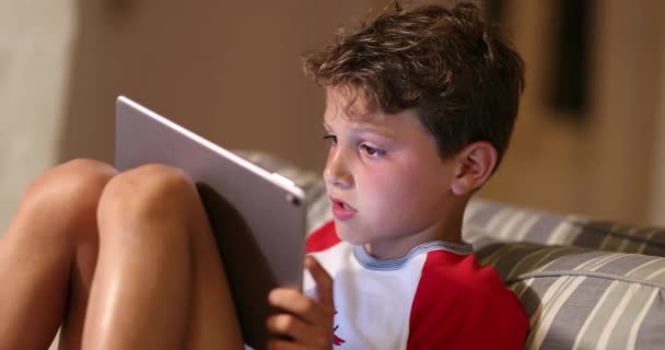 Jovem Menino Segurando Dispositivo Tablet Noite Criança Criança Olhando Para — Vídeo de Stock