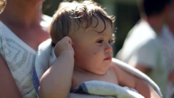 外面裹着毛巾的游泳池后困倦的小宝宝 — 图库视频影像