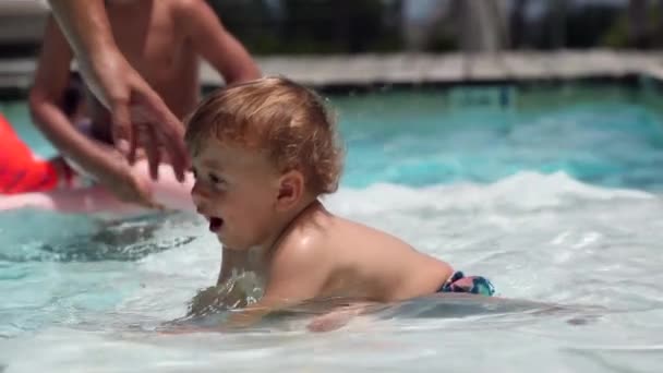 Bebê Criança Piscina Durante Dia Quente Verão Lactente Câmara Lenta — Vídeo de Stock
