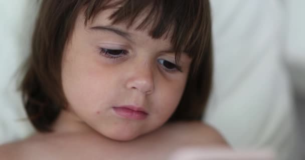 Μωρό Πρόσωπο Κορίτσι Βλέποντας Περιεχόμενο Κινουμένων Σχεδίων Απευθείας Σύνδεση Στη — Αρχείο Βίντεο