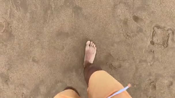 在海滩上行走的Pov人的脚进入海水 — 图库视频影像