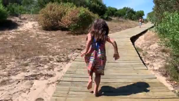 Menina Correndo Direção Praia Caminho Madeira — Vídeo de Stock