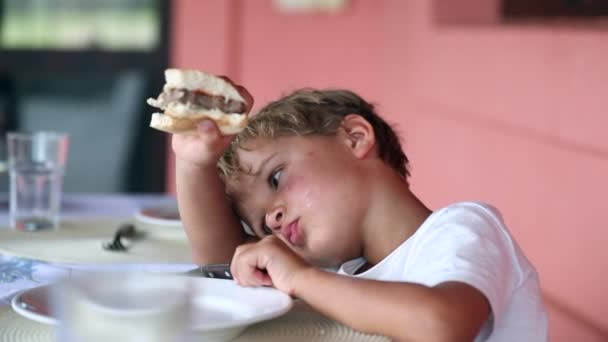 Plictisit Copil Sincer Care Deține Hamburger Băiatul Obosit Mănâncă Mâncare — Videoclip de stoc