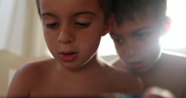 Kardeş Birlikte Video Oyunu Oynuyorlar Kardeşi Çevrimiçi Oyun Oynarken Izliyor — Stok video