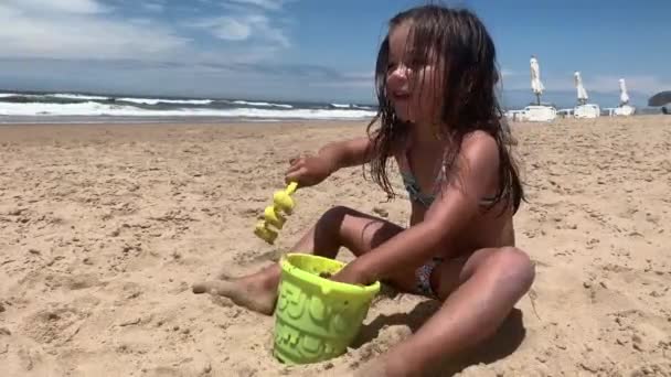 Dziewczynka Bawi Się Piaskiem Wiadrem Plaży — Wideo stockowe
