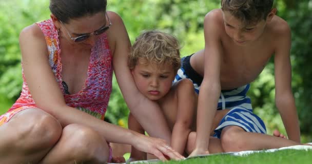 Matka Uczy Dzieci Czytać Poza Naturą Mama Uczy Chłopców Świeżym — Wideo stockowe