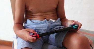 Çevrimiçi denetleyici ile video oyunu oynayan çocuk