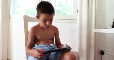 Çocuk evde video oyunu oynuyor, bağımlı çocuk internette oyun oynuyor.