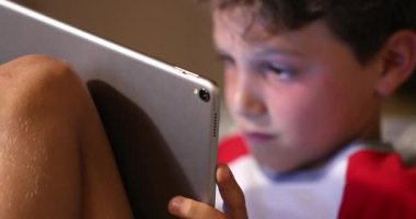 Bilgisayar oyununa bağımlı çocuk tablet teknolojisiyle çevrimiçi oynuyor. Oyun tarafından emilen Bboy tutma aygıtı