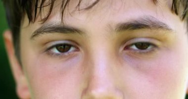 Kameraya bakan çocuk gözleri, kameraya bakan erkek gözlerinin makro yakın çekimi.