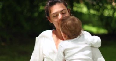 Anne ve bebek doğada birlikte. Oyuncu anne ve bebek