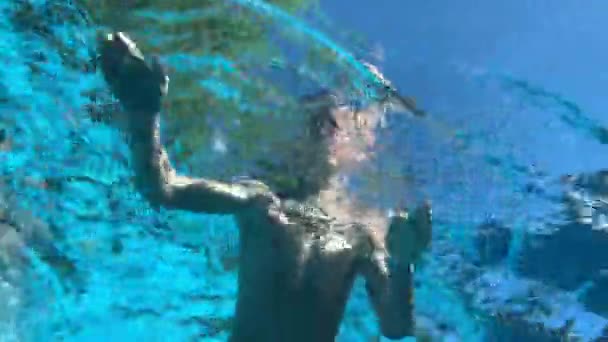 孩子们在游泳池边游泳 从水下看问题 — 图库视频影像
