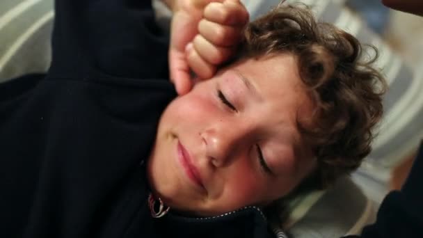 疲れた少年は昼寝から目を覚ます 子供のストレッチ体 リラックスして休む子供 — ストック動画