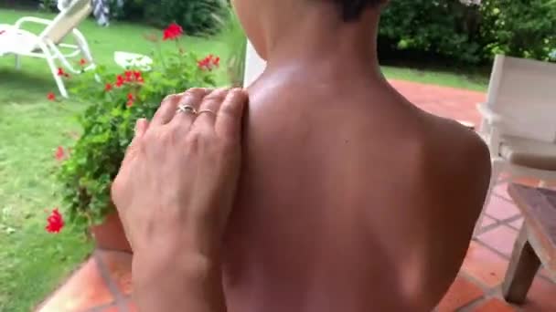 Mother Applying Sunblock Child Back Parent Rubbing Sunscreen Kid Skin — Stock Video