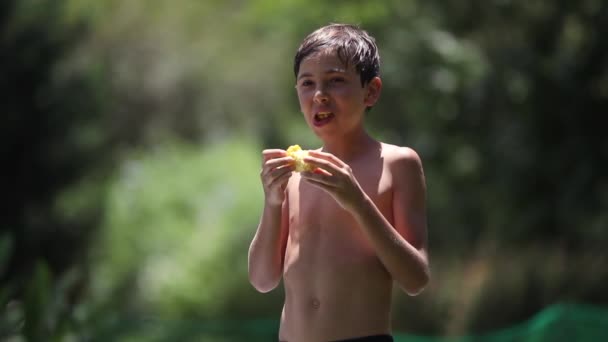 Kind Isst Gesunden Snack Maiskolben Freien Ehrlicher Junge Isst Mais — Stockvideo