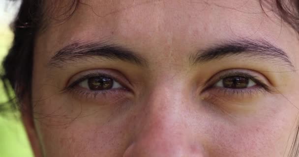 Mujer Casual Mirando Cámara Ojos Cercanos Abriendo Cerrando — Vídeo de stock