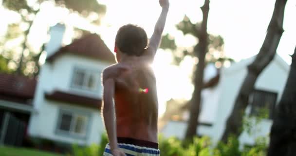 Впевнена Щаслива Дитина Яка Піднімає Руки Повітрі Святкуючи Успіх Або — стокове відео