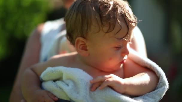 Bebê Bonito Bebê Secagem Luz Sol Depois Nadar Piscina Envolto — Vídeo de Stock