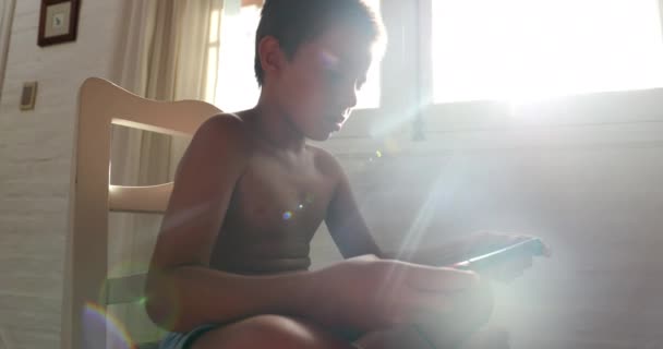 Criança Casa Jogando Videogame Dispositivo Com Lente Luz Solar Brilhando — Vídeo de Stock